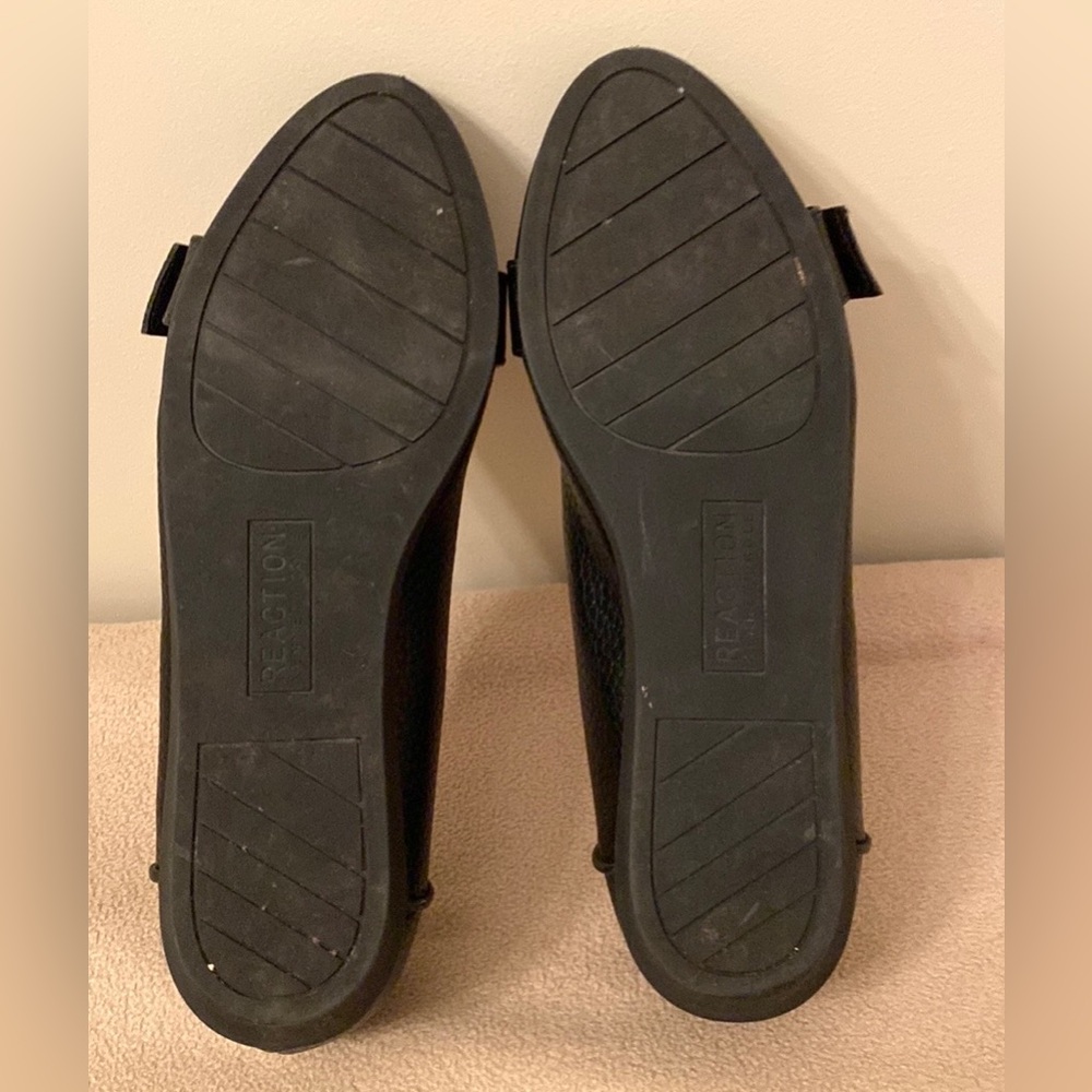 Kenneth Cole Reaction Viv Buckle Black Gold SZ 7.5 Designer Chic Textured Flats - Picture 8 of 11